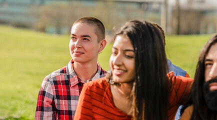 Naklejka premium Young Friends Enjoying a Sunny Day in a Green Park