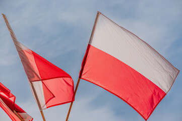 Flaga polski powiewająca na wietrze