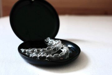 Lockere, herausnehmbare, transparente Zahnspange und Zahnschiene aus dem 3D Drucker  für...