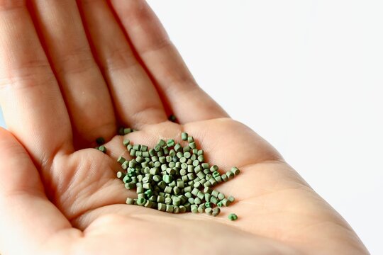 Mikroplastik Partikel auf einer Hand, Plastikgranulat und Plastik Pellets symbolisieren Umweltverschmutzung und Problematik Mikroplastik, Thema Umweltschutz, Kunststoff, Plastik, M&uuml;ll und Klimawandel