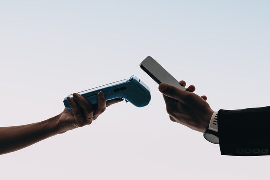 Mobile payment tech: Tap to pay with a smartphone using NFC technology