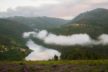 Bonita paisagem de rio nas montanhas com nuvens