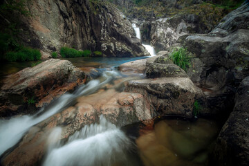 Bonita cascata nas pedras na natureza do ger&ecirc;s