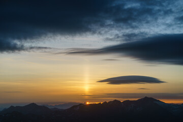 Obraz premium Sunrise at the summit of the mountain 