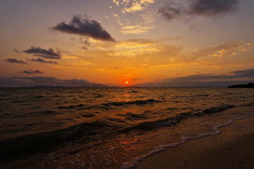 沖縄県小浜島　トゥマールビーチで撮影した朝日・朝焼け