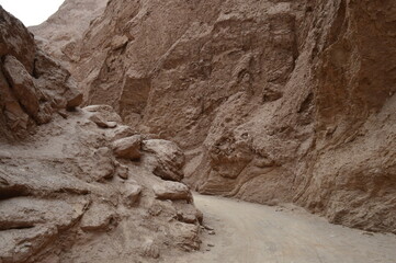 Trilha entre as montanhas