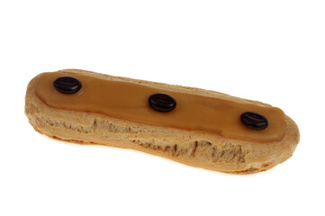 Un éclair au café en gros plan sur fond blanc