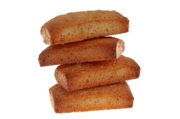 Pile de financiers aux amandes en gros plan sur fond blanc