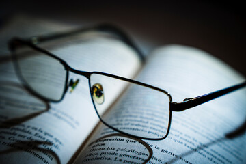 Brille auf Wörterbuch in stimmungsvollen Gegenlicht