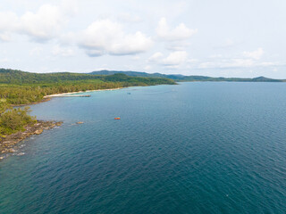 Obraz premium Aerial drone view of beautiful beach with turquoise sea water and palm trees of Gulf of Thailand. Kood island, Thailand.