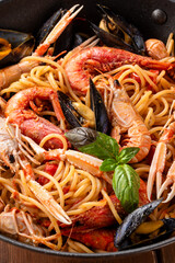 Spaghetti allo scoglio, ricetta tipica di pasta italiana condita con salsa ai frutti di mare, cibo...
