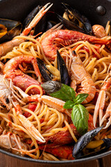 Spaghetti allo scoglio, ricetta tipica di pasta italiana condita con salsa ai frutti di mare, cibo italiano 