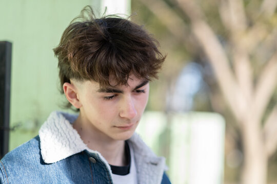 Chico adolescente con corte de pelo m&uacute;jol