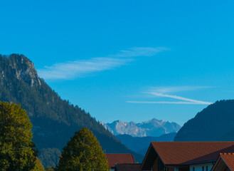 Alpendorf im Abendlicht