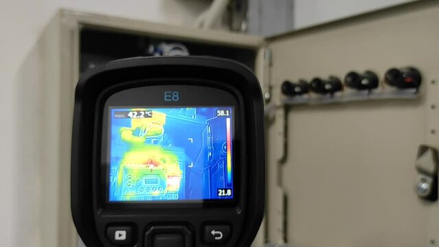 Inspection with a building thermal imager. 