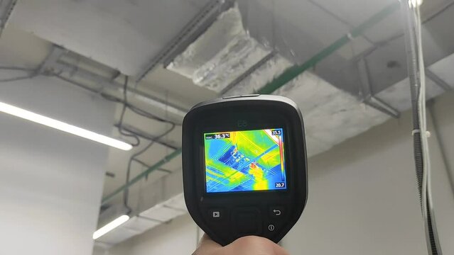  Inspection with a building thermal imager. 