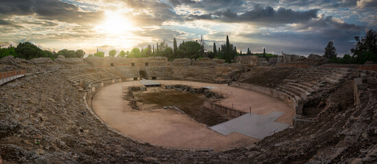 Esplendor Antiguo: Panorámica del Anfiteatro de Mérida al Atardecer