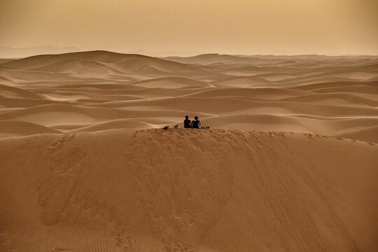 Casal a contemplar o deserto e as dunas do Saara em Marrocos