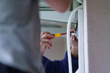 Connecting the air conditioning compressor to the power supply