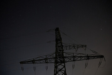 Hochspannungsmast mit Sternenhimmel