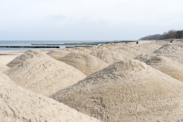 Structures in sand, sand as building material, sand as raw material