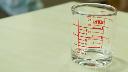 Image of a glass measuring cup with redKe Du .