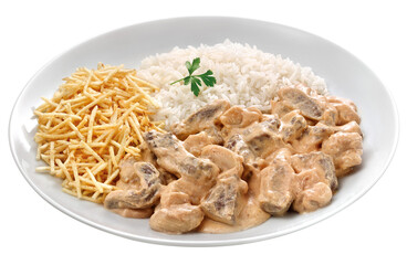 prato com strogonoff de carne bovina acompanhado de batata frita e arroz branco isolado em fundo transparente