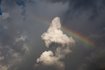 Arco-Íris entre nuvens, com um céu nublado (modo paisage )