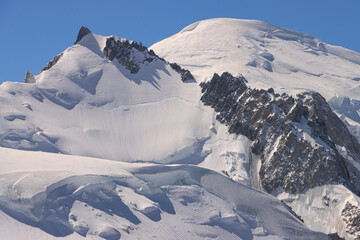 Blick zum König der Alpen; Mont Blanc (4810) von der Aiguille du Midi gesehen, davor der Mont Maudit (4465)