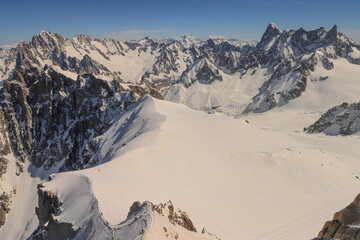 Mont-Blanc-Massiv; Blick von der Aiguille du Midi nach Nordosten auf Aiguille Verte (4121, links)...