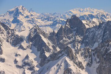 Alpine Riesen im Fokus; Blick von der Aiguille du Midi nach Nordosten über das Mont-Blanc-Massiv auf die Walliser Alpen mit Grand Combin (4314), Matterhorn (4478) und Dofourspitze (4634)