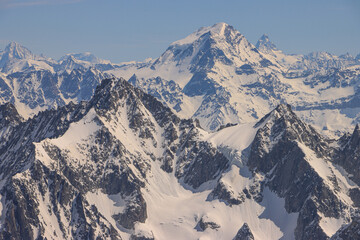 Walliser Bergriesen im Fokus; Blick von der Aiguille du Midi (Mont Blanc) nach Nordosten über die...