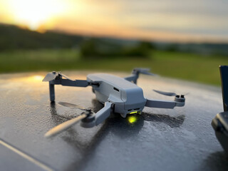 dron w tle w plenerze ze wschodem słońca © VILKTERIO