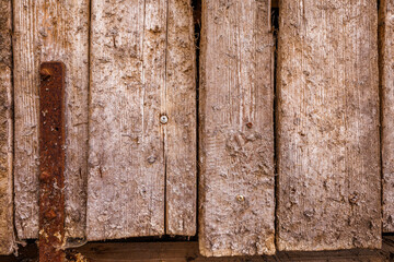 Aufnahme von alten Holzplanken mit rostigem Stahlbeschlag.