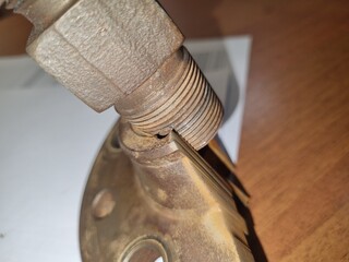 Defects in welds and metal in the chemical industry. Destruction of the thread on the cylinder valve