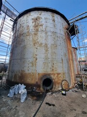 Defects in welds and metal in the chemical industry. Destruction of the thread on the cylinder valve