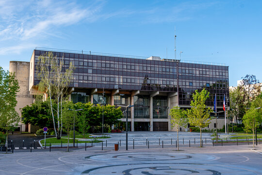 Tremblay-en-France, France - 3 mai 2024: Vue ext&eacute;rieure de l'h&ocirc;tel de ville de Tremblay-en-France, dans le d&eacute;partement fran&ccedil;ais de Seine-Saint-Denis, en r&eacute;gion Ile-de-France, au nord-est de Paris