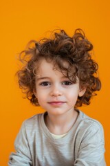 Naklejka premium beautiful kid with solid color background. hair. lifestyle