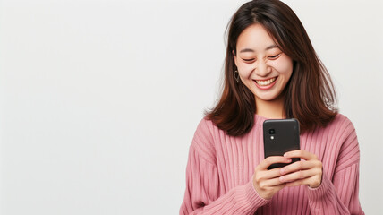 Fototapeta premium スマートフォンを操作する日本女性