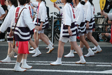 5月の恒例行事神戸、灘のだんじり　はっぴを着た男女