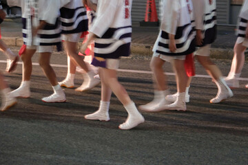 5月の恒例行事神戸、灘のだんじり　はっぴを着た男女