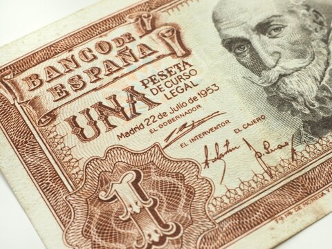 A vintage 1 one peseta banknote with the image of the Marqu&eacute;s de Santa Cruz . Old spanish one-peseta bill with the Marquis of Santa Cruz