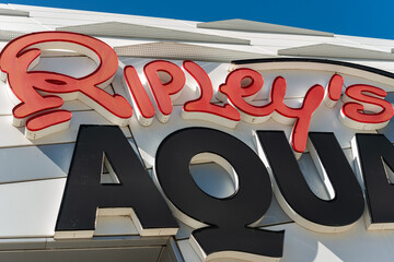 Obraz premium close-up exterior sign at Ripley's Aquarium of Canada located at 288 Bremner Boulevard in Toronto