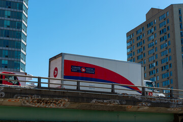 Obraz premium Canada Post delivery transport vehicle heading westbound on the elevated Gardiner Expressway in downtown Toronto