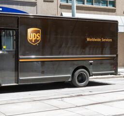 Obraz premium ups (Worldwide Services) delivery truck stopped downtown Toronto, Canada