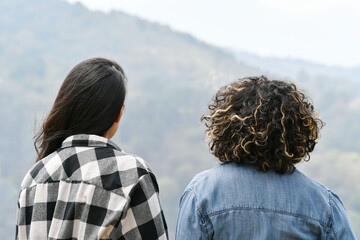 Mujeres observando el paisaje mientras viajan por Guatemala.