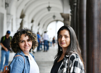 Amigas Guatemaltecas de vacaciones en la ciudad de Antigua Guatemala. Mujeres jóvenes viajeras y aventureras.