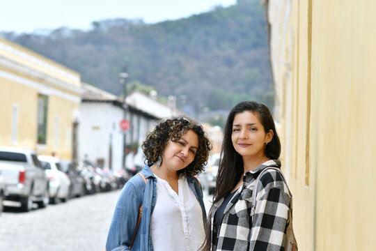 Mujeres j&oacute;venes hispanas posando para la c&aacute;mara mientras est&aacute;n de vacaciones en Antigua Guatemala.