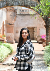 Retrato de una mujer Guatemalteca mientras esta de viaje por las ruinas de la ciudad de Antigua Guatemala,