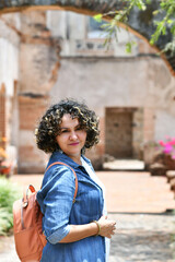 Chica latina con cabello corto y bonita sonrisa de paseo por las ruinas de Antigua Guatemala.
